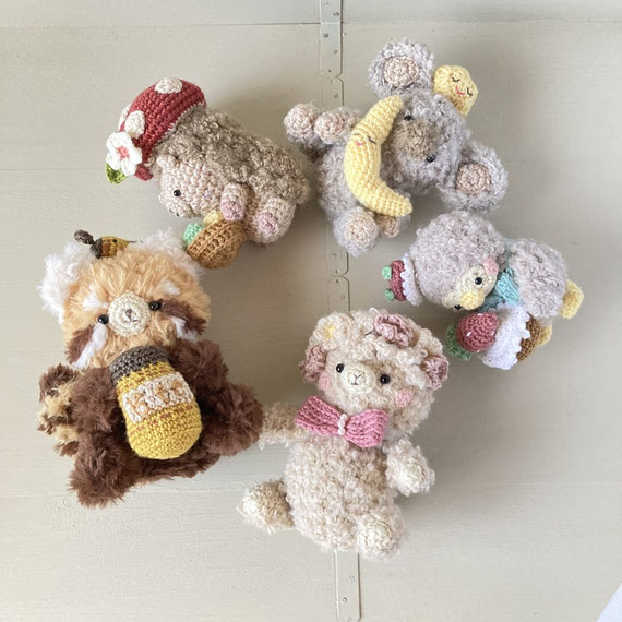 ふわふわのあみぐるみ、レッサーパンダ、ハリネズミ、うさぎ、パンダ、コアラ、ペンギン、アルパカ