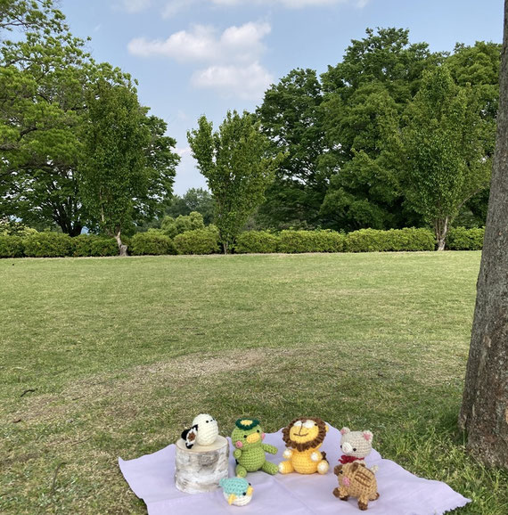 芝生広場でピクニックするあみぐるみたち