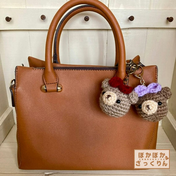 お出かけバッグにくまのあみぐるみキーホルダー
