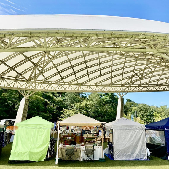 大きな屋根のある公園で、ハンドメイドマルシェに出店