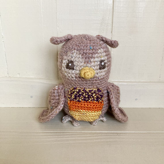 刺繍で瞳を輝かせ、凛とした表情のあみぐるみフクロウさん