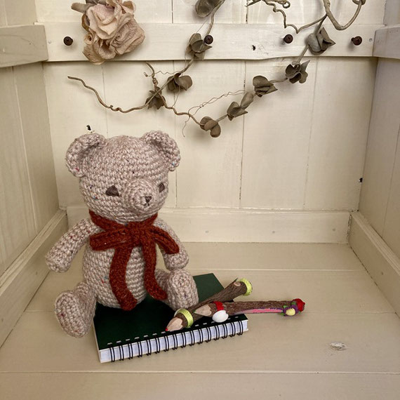 お顔作りを、全部刺繍で製作したあみぐるみくまちゃん