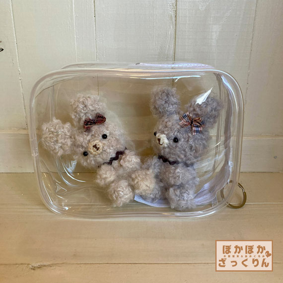 ぬいポーチに入った、「手のりうさぎ」ふかふか毛糸のぬいぐるみうさぎちゃん