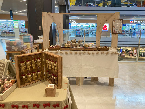 大型ショッピングモールでも出店。お洒落なマルシェ台を借りる。