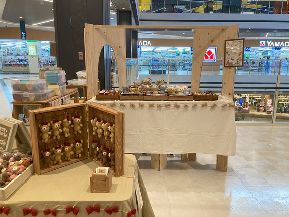 大型ショッピングモールでも出店。お洒落なマルシェ台を借りる。