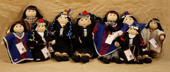 Preciosas muñecas de trapo vestidas a la usanza tradicional mapuche.