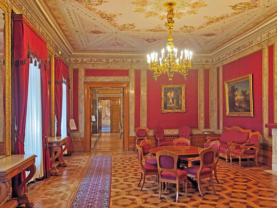 <em>Foto: „<a href="http://commons.wikimedia.org/wiki/File:Roter_Salon_Stadtschloss_Wiesbaden.jpeg#mediaviewer/File:Roter_Salon_Stadtschloss_Wiesbaden.jpeg">Roter Salon Stadtschloss Wiesbaden</a