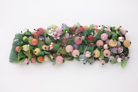 BRACCIALE RICAMATO CON FIORI E FRUTTA