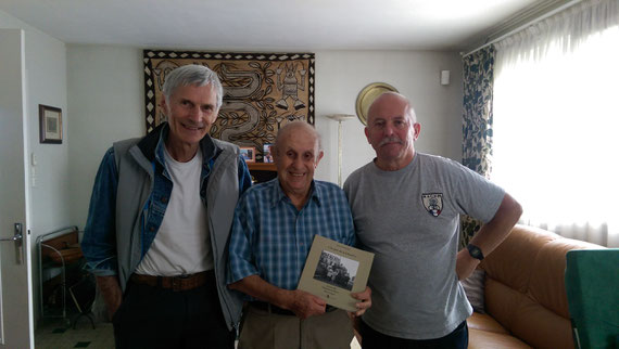 Michel MERCKEL et Michel ARGENCE offrent un exemplaire du livre LE PRIX DE LA LIBERTÉ à François MAILLARD 91 ans dernier témoin des combats de la Libération de DREUX