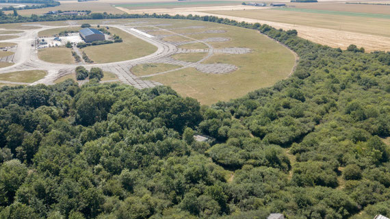 En lieu et place d'une "marguerite" est implanté un hangar agricole