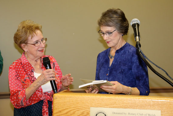 Betty SPELL ( famille DEMAREST effectue la  présentation du livre le  "prix de la Liberté"  au Rotary Club de Welsh en Louisiane