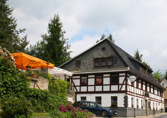 Gastliche Tradition seit 1860: Meschkes Gasthaus, Hohnstein Sächsische Schweiz Sebnitzer Straße 1 01848 Hohnstein Telefon: 035975/   8 13 88 Telefax: 035975/ 17 9