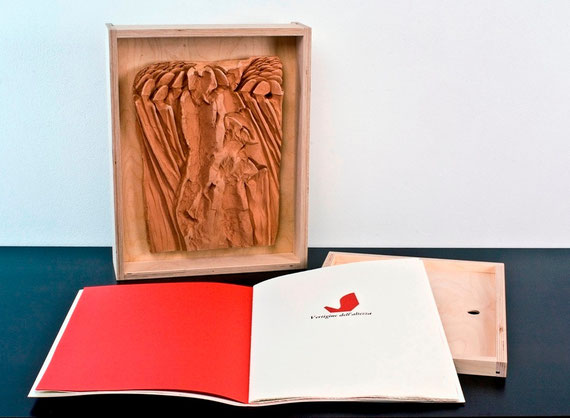 contenitore-espositore con cassetto a scorrimento superiore per estrarre il libro