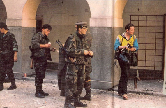 Reporter između fronte / Uvijek u pokretu tražeći istinu.