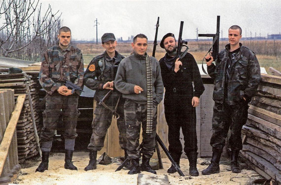 Eduardo Rozsa-Flores (s redenikom), i pripadnici njegove brigade PIV u hrvatskom Brešću u studenom 1991.