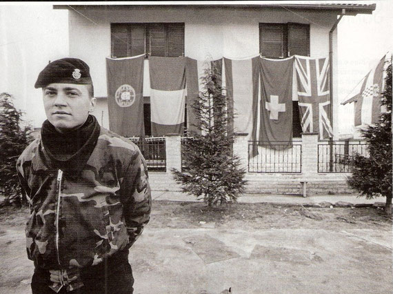 Zapovjedništvo / Uz ostale izvješena je i švicarska zastava