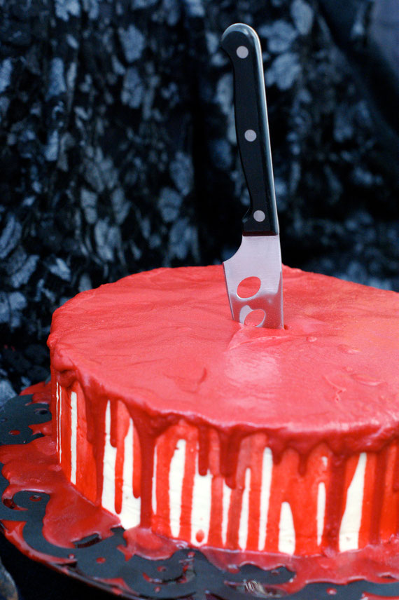 Blutende Red-Velvet-Torte