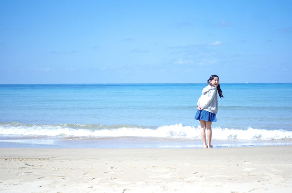 夏の海辺の小学生