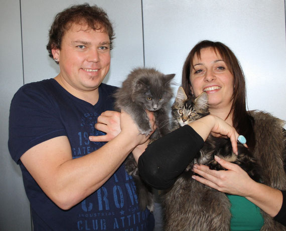 Andrea und Jürgen haben fast ein Jahr auf diese zwei schönen Coonis gewartet. Connor + Coffee sind zusammen in die Nähe von München gezogen und werden dort mit Sicherheit genügend Streicheleinheiten bekommen.