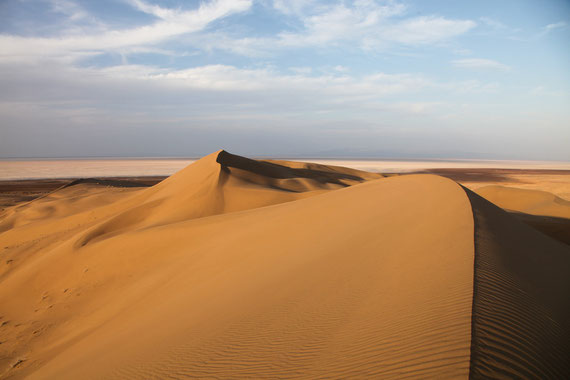 Spaziergang durch die riesigen Sanddünen am Rande des Namak Salzsees.