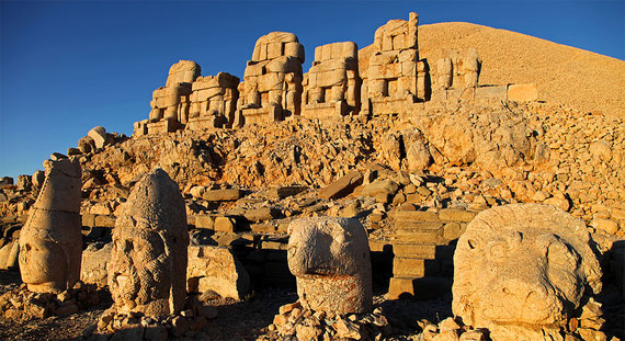 Die Steinstatuen unter dem 50 Meter hohen Grabhügel auf dem Nemrut wurden vor über 2000 Jahren von einem grössenwahnsinnigen König errichtet. Ihre bis zu zwei Meter grossen Köpfe sind bei Erdbeben heruntergepurzelt und verkörpern verschiedene Götter.