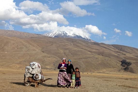 Türkische Kurdinnen vor dem höchsten Berg der Türkei (5137m), dem sagenumwobenen Ararat. Angeblich ist hier die Arche Noah gestrandet.