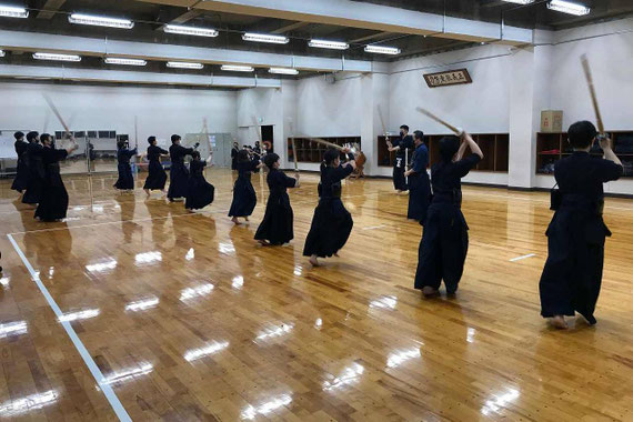 稽古の様子(埼玉県立新座柳瀬高等学校剣道場)