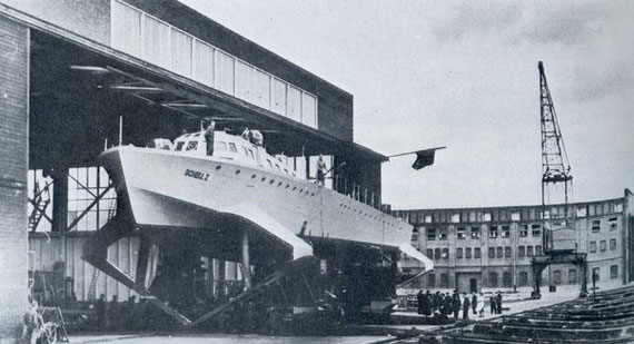 Deutsches Tragflügel-Schnellboot vom Typ "VS 8" auf dem Helgen – Bild aus Fock "Schnellboote Bd. 2"  