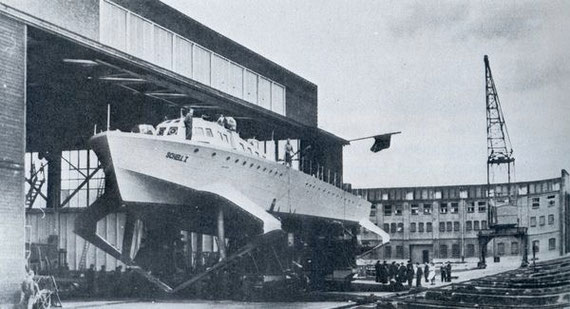 Deutsches Tragflügel-Schnellboot vom Typ "VS 8" auf dem Helgen – Bild aus Fock "Schnellboote Bd. 2"