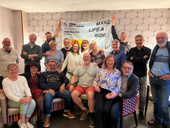 Assis, de gauche à droite : Fabienne, Patricia, Sebastiano, Philippe, Giusi, Alberto Debout : Philippe, Ralf, Dimitri, "Fen", Luis, Axelle, Annie, Jeanette, Didier, Jean-Paul, Antonio et Georges