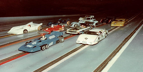 Au premier plan la Tyrrell P34 de Dominique Bellenger