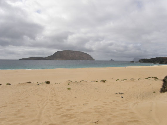 Playa de Las Conchas al fondo el islote de Montaña Clara