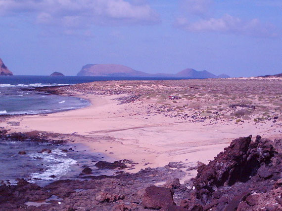 Baja del Ganado al fondo los islotes del Roque del Infierno "o del oeste" y Alegranza.
