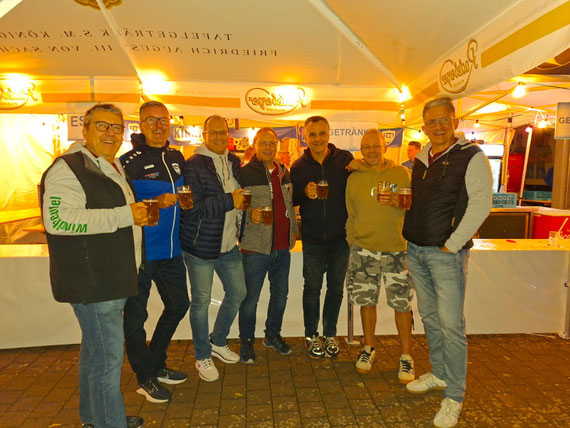 Das Bild zeigt die erfolgreichen Kegler des 503. Kegelns bei der Verkostung eines einheimisches Getränkes!