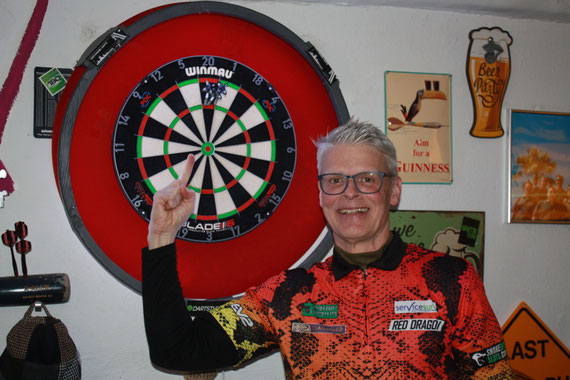 ... manchmal trifft er auch ein Triple, manchmal gewinnt er ein Kegeln: Mille!