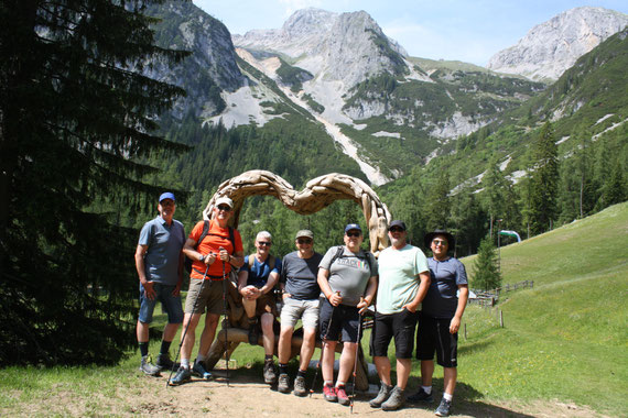 Das Bild zeigt die Bergfreunde auf der Lärchbodenalm (1.464 m).