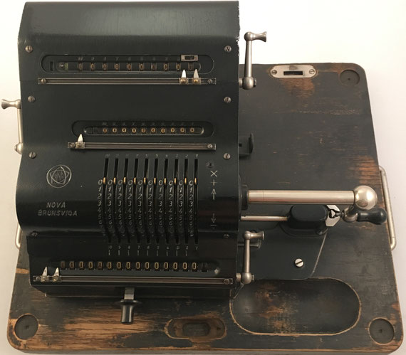 NOVA BRUNSVIGA modelo Nova II, Brunsviga-Maschinewerke, Grimme, Natalis & Co, Braunschweig, s/n 124560, capacidad 10x10x15, año 1925, 36x27x18 cm
