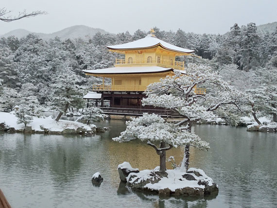 雪の鹿苑寺 金閣
