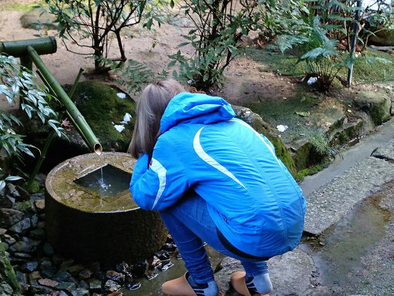 　　　　　　　　　　　　　　　　 　　  Washbasin in garden of Ryoan-ji Temple