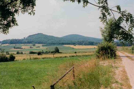 Morsberg bei Rasdorf (links, dahinter Stallberg)