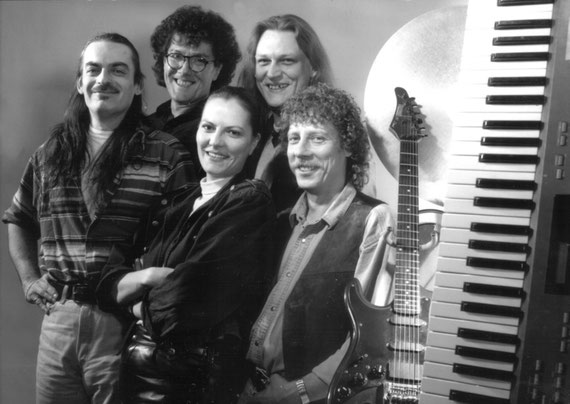 hinten v.l.n.r.: Klaus Knipping b, voc), Jochen Anderle (key, voc); vorne v.l.n.r.:  Pit Rudolf (g, voc), Babs Zürz (voc), Kalli Schaub (dr)
