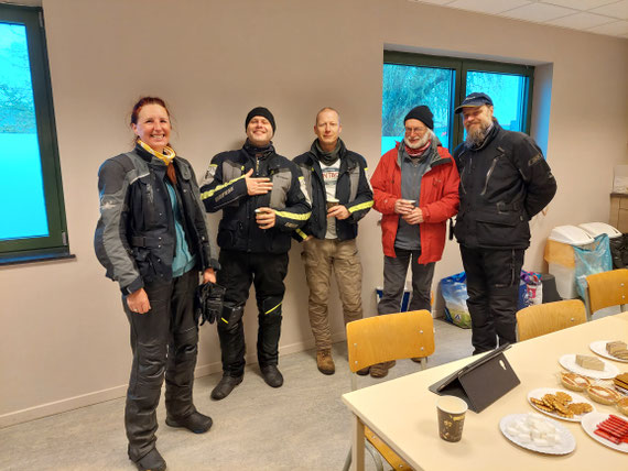 Les instructeurs de Cap Moto mobilisés pour l'occasion (il en manque un) : Virginie, Gauthier, Dimitri, Pierre-Yves et Ambroise, alias Ambie