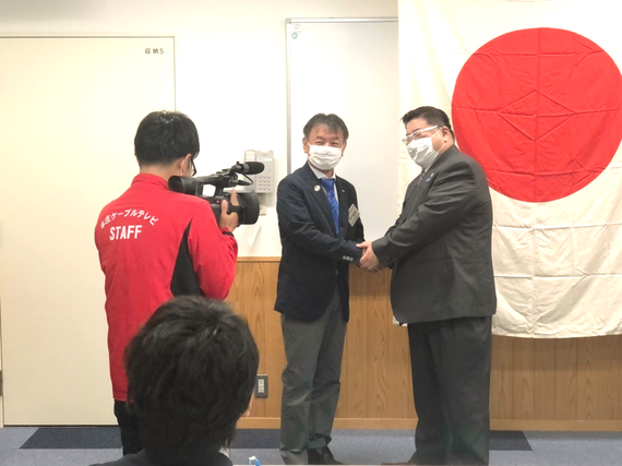 前年度野原章司会長(左)と今年度日向秀一会長(右)