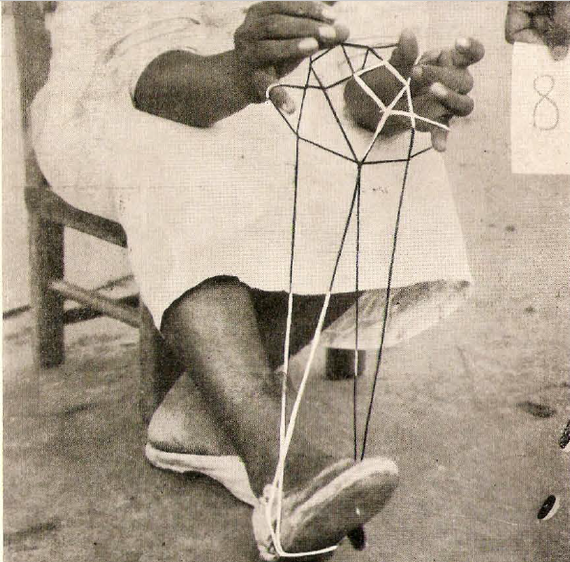 Esta habilidosa dama mataca trenza ayudada con los pies.
