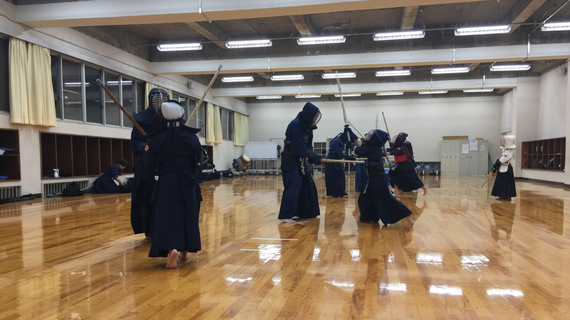 稽古の様子（埼玉県立新座柳瀬高等学校剣道場）