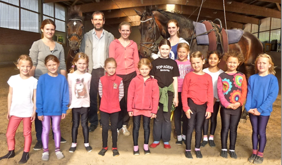 Jenny, Linda, Jana, Calista, Lea, Mackenzie, Isabel, Hanna, Houria, Sophia, Sophie sowie Lisa, Ulrich, Natalie, Julia als Ausbilder/Helfer