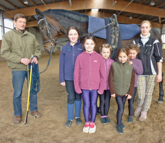 Ferienvoltigieren mit Christian, Merle, Linn, Hanna, Tessa, Sophia, Jacqueline.