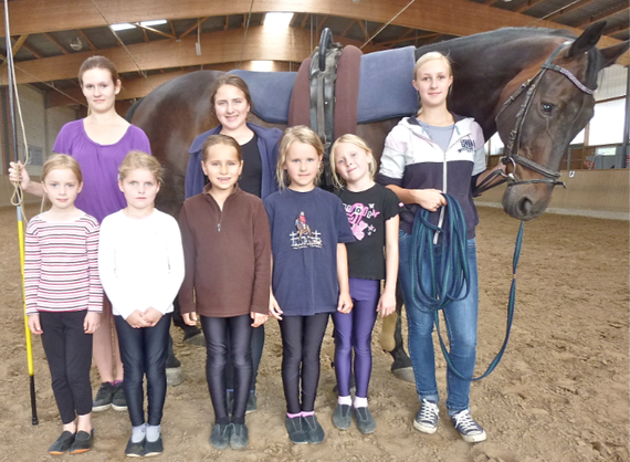 Calista, Lea, Tessa, Merle (dahinter), Hanna, Sophie sowie den Ausbildern Lisa und Jacqueline