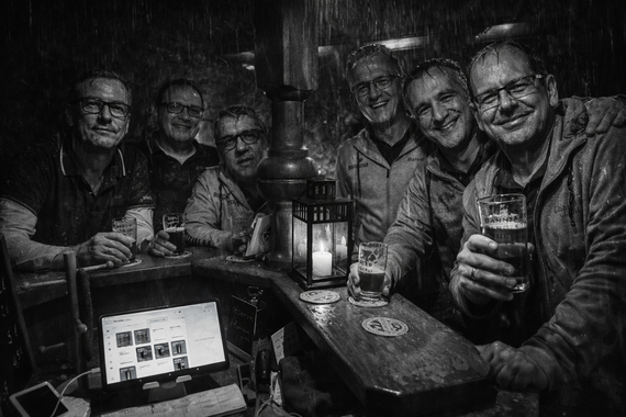 ... dieses historische Bild wurde bei Aufräumarbeiten gefunden und scheint ein Teil der Truppe nach dem Kegeln in einem alten Keller abzubilden. Scheinbar wurde damals noch aus Bechern getrunken; das Holz nannte man damals eine "Theke"!