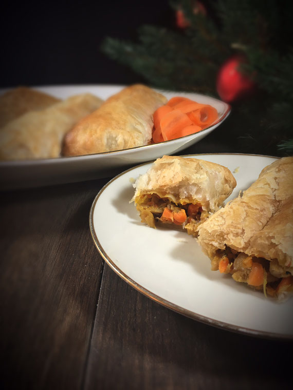 Veggie-Fleisch-Blätterteig-Rolle einfach zubereitet und ein großartiger Fleischersatz zum klassischen Weihnachtsmenü, aus dem Thermomix oder ohne.